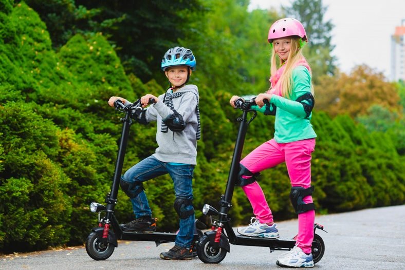 Monopattino Elettrico L1 PRO Per Bambini 8-14 Anni – Motore 150W, 3 Velocità (8/12/16 Km/h), Autonomia 15 Km, Pieghevole, Display LED, Doppio Freno, Altezza Regolabile